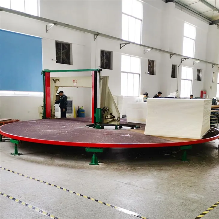 Stroj na štiepanie peny