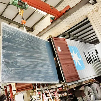 Dve penové stroje naložené do kontajnerov v ten istý deň